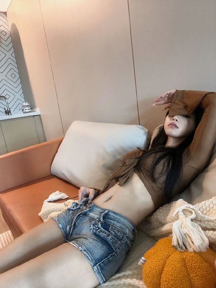 奇怪的她